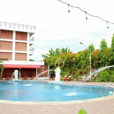 Thong's Inn Hotel Kualanamu Medan Exterior foto