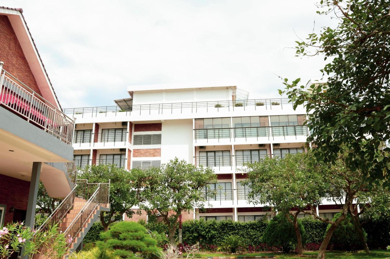 Thong's Inn Hotel Kualanamu Medan Exterior foto